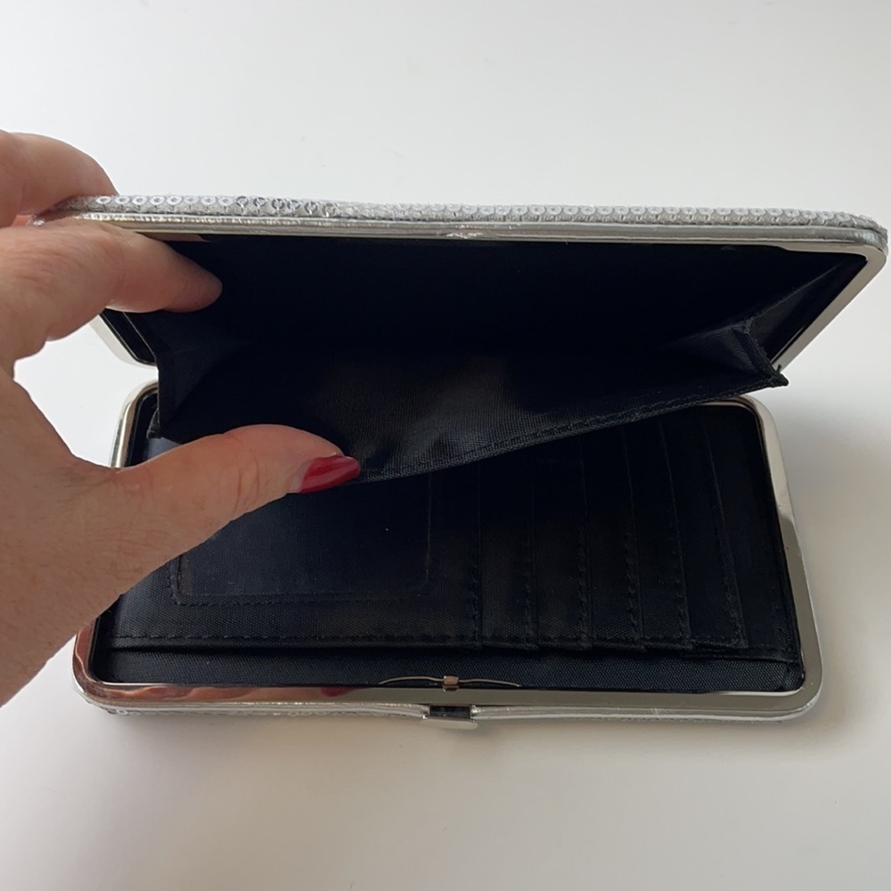 Hard Case Silver Sequin Wallet 17 x 9 x 2 cm - Picture 6 of 10